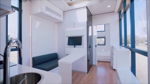 居住に必要な家具は最初からフル装備。家具は、エッジをカーブさせたデザインで、空間を最大限に利用できるように配置されている