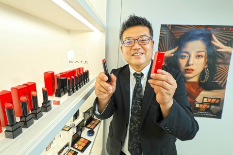 花王 化粧品事業部門 マステージビジネスグループ KATEブランドマネジャーの岩田有弘氏。1978年、岐阜県生まれ。2001年カネボウ化粧品入社。営業やKATEの商品開発、マーケティング戦略企画などを経て19年から現職。「誰もしたことがない、新しいことに取り組む。やらずに後悔するならやって後悔する」がモットー。2児の父でもあり、週末は子供と公園へ行ったり、ゲーム、時にはガンプラを作ったりして過ごすのが趣味