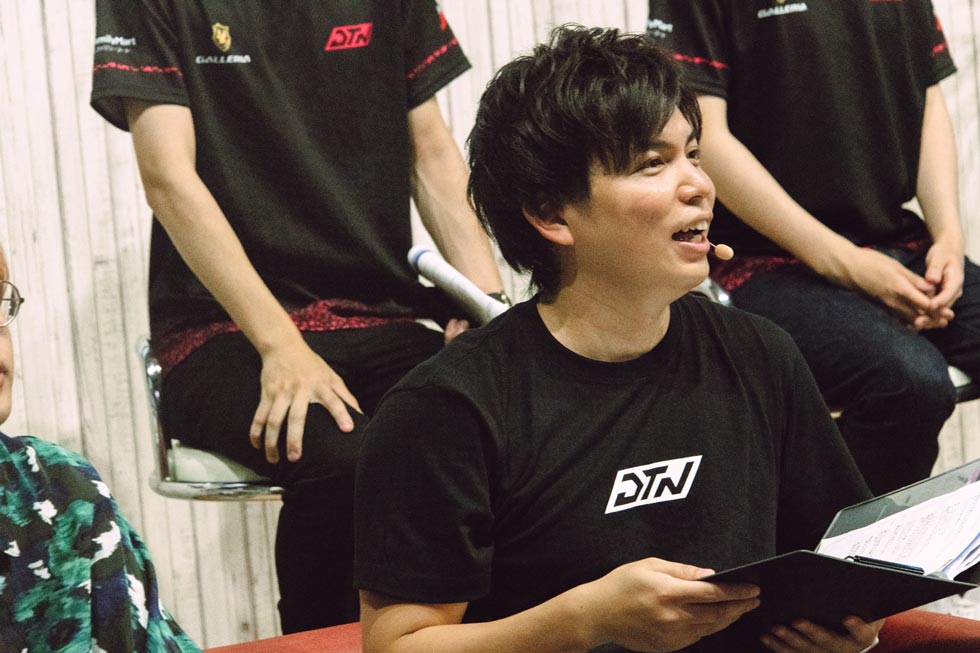 ストリーマーのSuruga Monkey氏が着ているTシャツにはDeToNatorの新ロゴがプリント