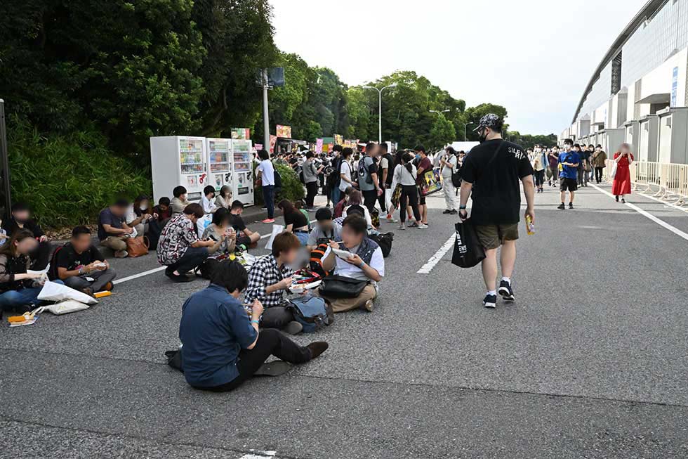 ベンチシートも多数用意されていたが、こうして木陰となっている場所で地面に座ってゆったりと食事を楽しむ姿も数多く見られた。くどいようだが、それも3日目までの話