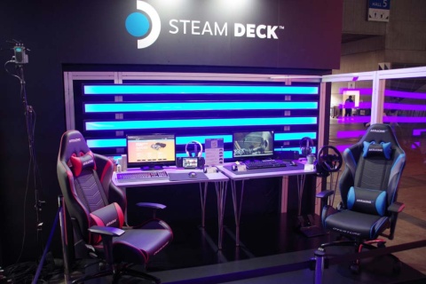 Steam Deckをドッキングステーション経由で外付けモニターなどと接続。大画面でもゲームを楽しめる