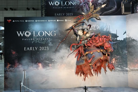 『Wo Long: Fallen Dynasty』に登場するボス、呂布の立像フォトスポット。繊細な細工で躍動感あふれる仕上がり。かっこいい！