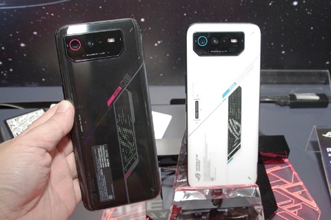 国内最速展示中の「ROG Phone 6」。カラーはPhantom BlackとStorm Whiteの2色だ