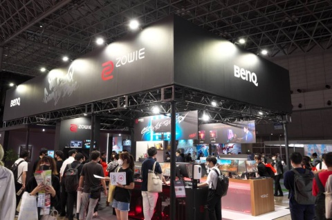 BenQは東京ゲームショウ2022のホール2にブースを構える。ディスプレーやプロジェクター、ゲーミングデバイスを多数展示している