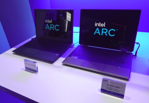 ノートPC向けのArc A370Mを搭載した日本HPのノートPC「Spectre x360 16」（右）と、NEC「LAVIE N15」をベースにした参考展示のノートPC（右）
