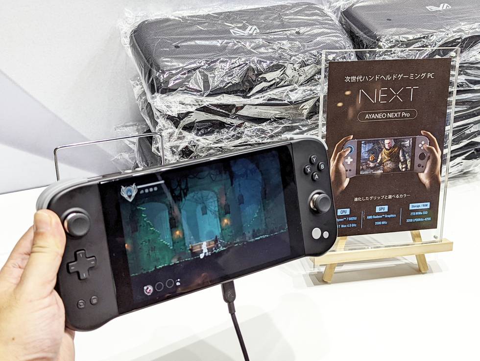 7型ディスプレイの「AYANEO NEXT Pro」も展示。Steam Deckと同クラスの大きさで、新しい世代のCPUを搭載する