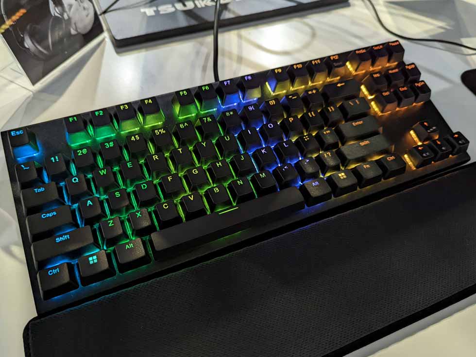 超人気の アズールレーン】ブレマートンのキーボードとブランケットが 