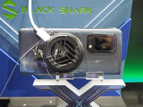 Black Shark Japanのブースでは、最新のゲーミングスマートフォン「Black Shark 5」の体験が可能。ファンを取り付けて冷却できるのもゲーミングスマホならでは