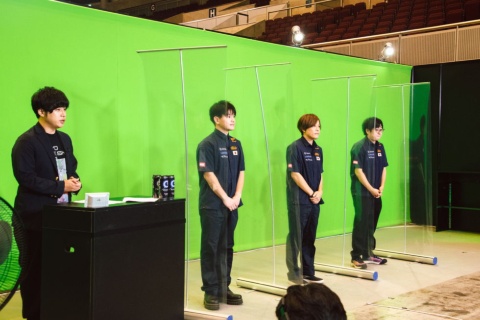 日・サeスポーツマッチに出場した代表選手。eFootball日本代表まさちゅう選手（写真中央左）、鉄拳7日本代表ぺこす選手（写真中央右）、ストリートファイターV日本代表ふ～ど選手（写真右）