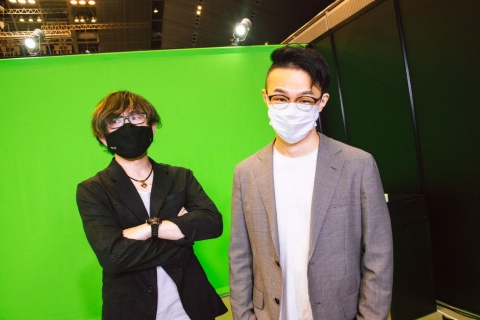 エキシビションマッチの実況・解説を担当したアール氏(写真左)とハメコ。氏(写真右)