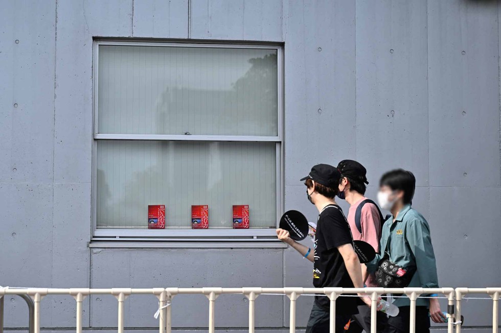 ちなみに、日経BP日経クロストレンド編集部が独自にプレスルームを構える部屋の外は、入場を待つ人たちの待機列。そこでさりげなく窓に書籍を並べておきました。みなさん、気づいてくれたかな……
