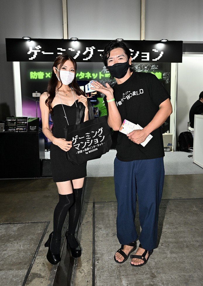 ゲームの合間にはリブランマインドブースのコンパニオンさんと撮影。「他の人の邪魔になっちゃいけないから」と撮影待ちの列に並び、「俺、立派なカメラじゃない……スマホなんかで撮っていいのか分からないレベルの美人さんですよ」と恐縮しながら手短にパチリ