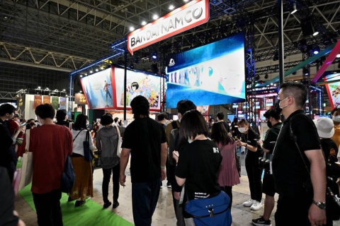 バンダイナムコエンターテインメントブースは、大型画面を中心に『ONE PIECE』や『ドラゴンボール』などの人気IPが並ぶ