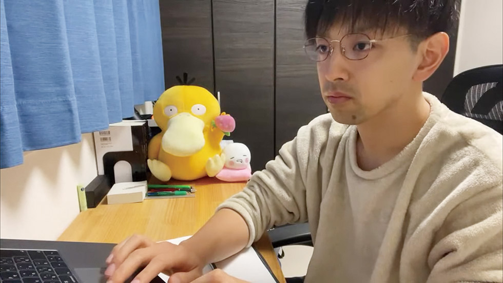 「自習動画」では、葉一氏も一緒になってパ…：日経クロストレンド