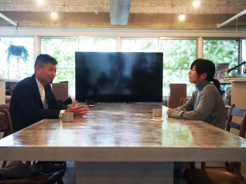クリエイティブディレクター／コピーライターの細川美和子（ほそかわ・みわこ）氏（右）。編集者の河尻亨一（かわじり・こういち）氏（左）