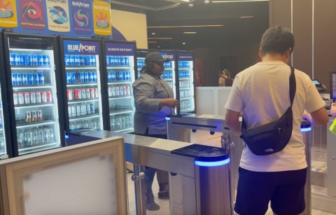 スタジアム内のZippinを活用したレジなし店舗は待ち時間が0分。この店舗にはホットフードやセルフのドリンクサーバーなどはなかったが、Zippinの他の店舗には扱う店もあるようだ(写真/筆者撮影)