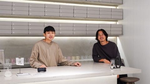 大西藍氏（右）は日本大学芸術学部デザイン学科卒。家業であるデザイン企画会社で企画・製造・販売に携わる。武内賢太氏（左）は東京工芸大学芸術学部卒業後、コイズミ照明商品部にて、企画・デザインに携わる