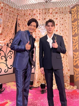 2022年12月7日に放送された『2022FNS歌謡祭』第1夜（フジテレビ系）で共演したジュンス（右）と井上芳雄（左）