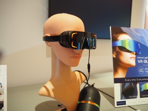 シャープが開発した180グラムと軽量のVRゴーグル