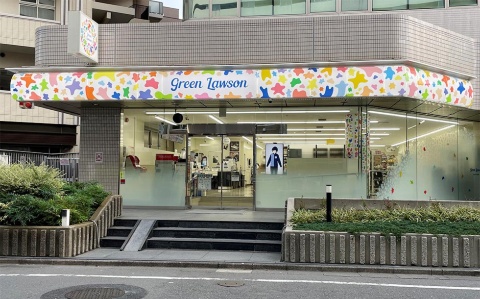 子供からシニアまで幅広い年齢層が行き交うビルの1階に出店した「グリーンローソン」(写真提供/ローソン)