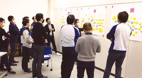 デザイン経営実践プロジェクトにおけるワークショップの風景。各事業部門のメンバーに加え、支援チームがファシリテーターとして参加している(写真提供/パナソニック ホールディングス)