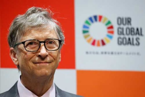 電子書籍ではなく、紙の本を読むのがビル・ゲイツの読書スタイルの基本 (写真:ロイター)