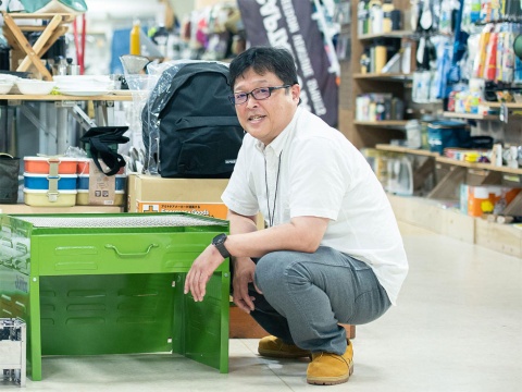 アウトドア企画開発本部長の村松勉氏。立ち上げ直後のキャプテンスタッグを知る古参社員だ。膨大な数に上る商品全てに開発秘話があるという