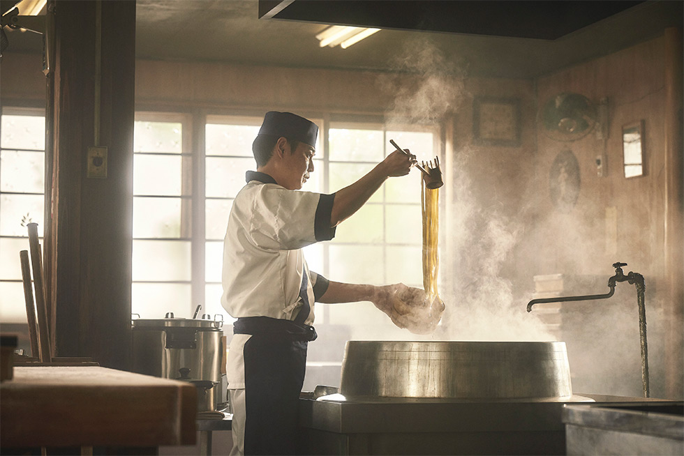 丸亀製麺のデータ戦略 超高速PDCAで食後の「感情」を可視化：日経