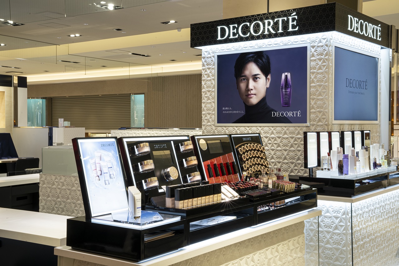 化粧品マーケ戦略 対極の「デパコス」「プチプラ」、どう訴求？：日経