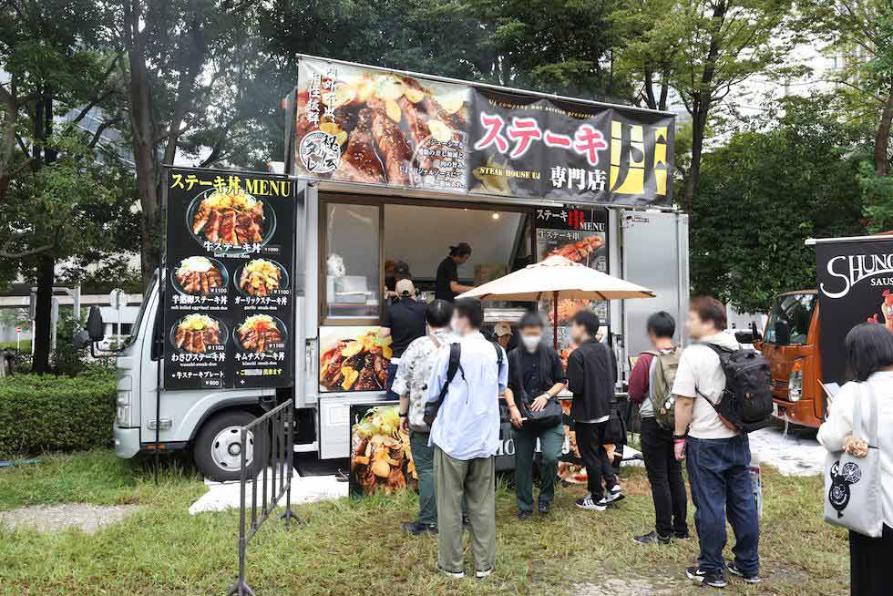 北屋外フードコートはお肉がいっぱい！ 13時には売り切れも【TGS2023