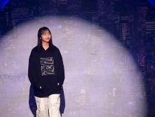 山之内すずパックマンを着る TGS2023でランウェイ【TGS2023】