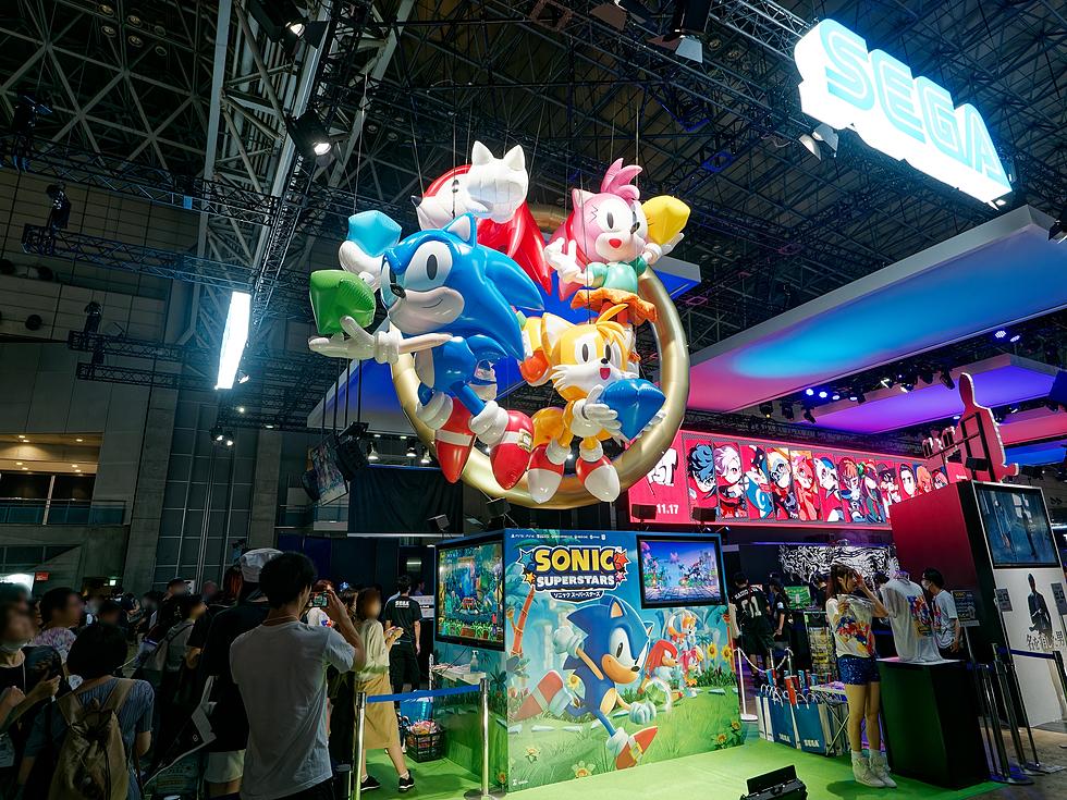 巨大ステージ脇でソニックたちがお出迎え セガ／アトラス【TGS2023