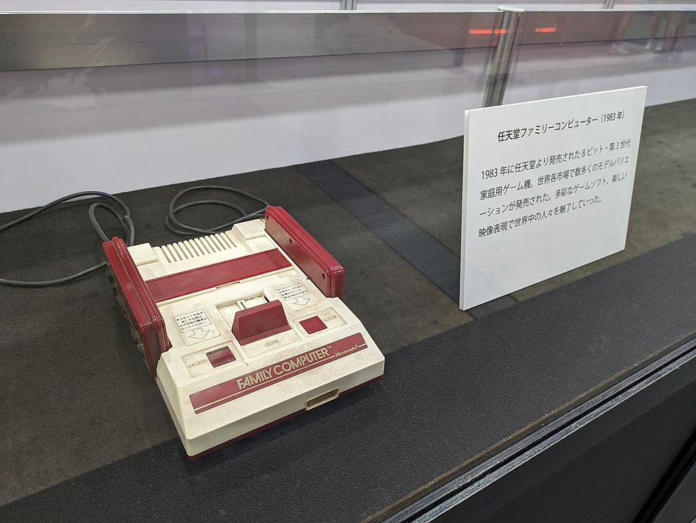 任天堂の「ファミリーコンピュータ」も展示：日経クロストレンド