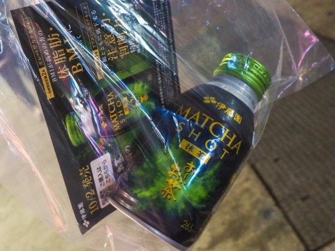 スマートフォンゲームコーナーの一角で、伊藤園はなぜか新製品「お~いお茶 MATCHA SHOT」を配布している