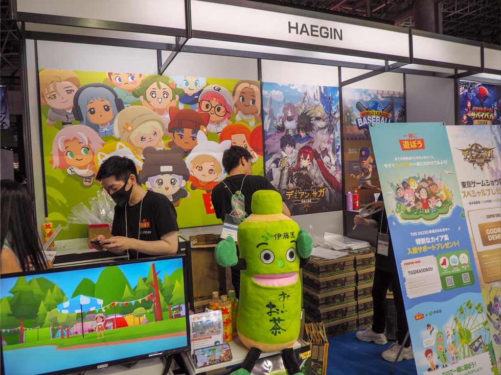 配布場所の近くにあるHAEGINのブース。さまざまなジャンルのスマートフォンゲームを開発している韓国の企業だ