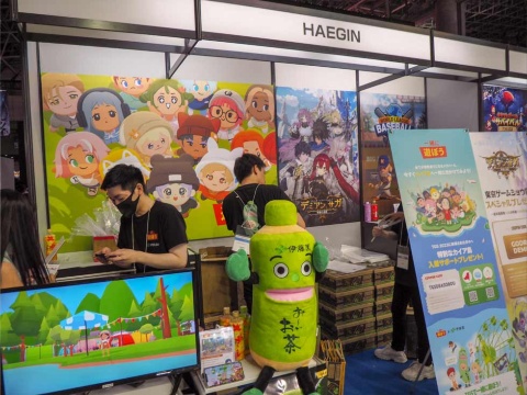配布場所の近くにあるHAEGINのブース。さまざまなジャンルのスマートフォンゲームを開発している韓国の企業だ
