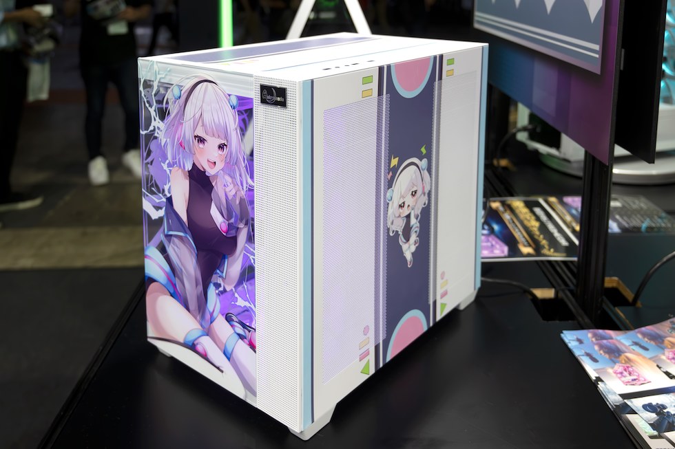 ピンクのPCやピラミッド型PCが目を引くマイニングベース【TGS2023