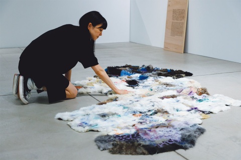 本多沙映「Cryptid(クリプティド)」。和歌山県橋本市高野口町でクラフトファー(フェイクファー)を生産する中野メリヤス工業の工場を見学して着想を得た作品。使われるファーは、フェイクファーであることに気づかないほどの存在感がある(撮影/木奥恵三、画像提供/21_21 DESIGN SIGHT)