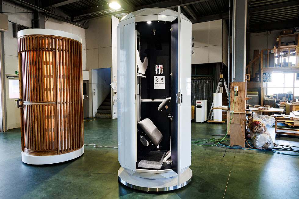 ヒット予測】異色の立ち寝型「仮眠ボックス」 街中の癒やし空間に