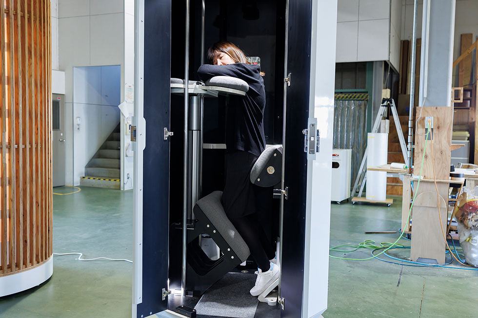 眠い　 ヒット予測】異色の立ち寝型「仮眠ボックス」 街中の癒やし空間に