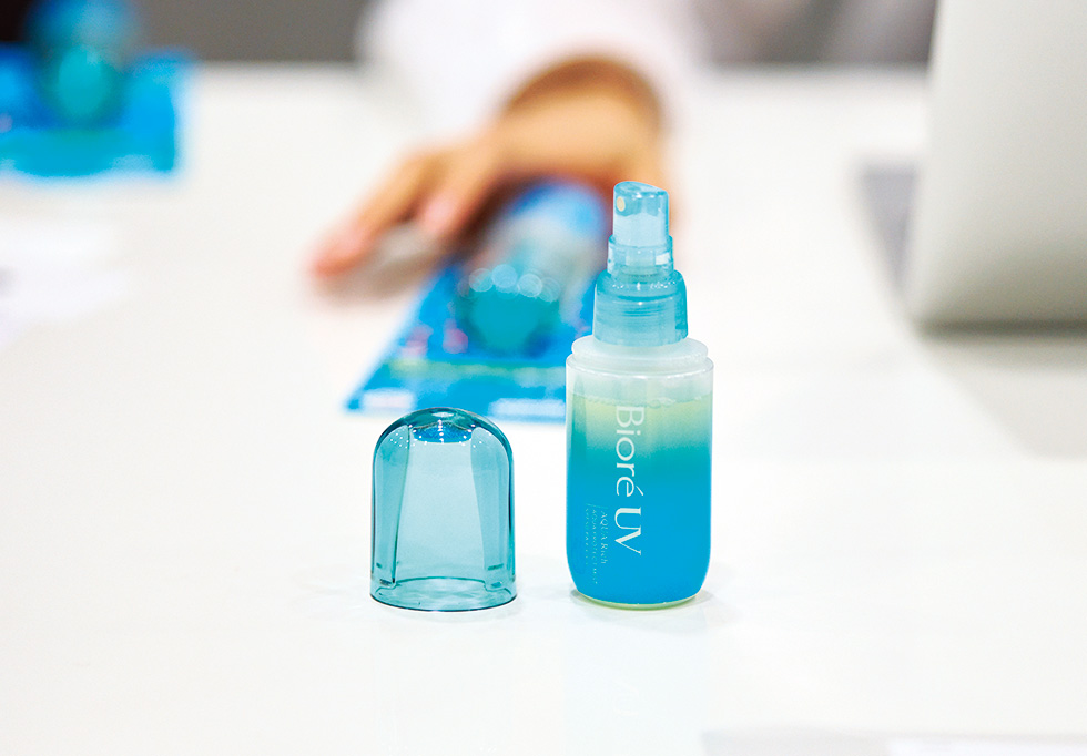 花王の23年ヒット「瞬感ミストUV」 異色パッケージ開発の裏側：日経