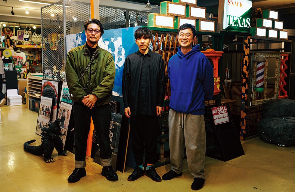 2013年、クリエイティブ担当の井口皓太氏（左）とマネジメント担当の加藤晃央氏（中）が設立した「CEKAI」。設立時から在籍するプロデューサーの三上太朗氏（右）のほか、ディレクターやグラフィックデザイナー、映像ディレクター、プログラマー、ミュージシャンなど約100人のメンバーが様々な契約形態で所属する（写真／名児耶 洋）