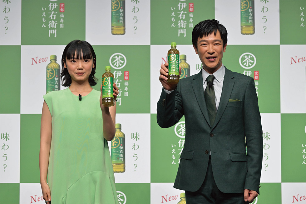 サントリー「伊右衛門」20周年の新デザイン “左右非対称の美”の