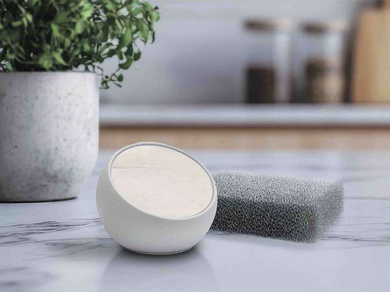 ボール形状の食器用固形洗剤　斜めカットの容器がキッチンになじむ