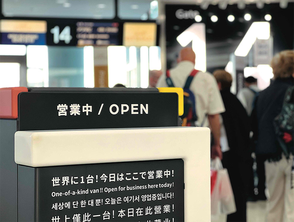 パナソニックHDが「動く自販機」を空港で実証実験 1日3万円の売上