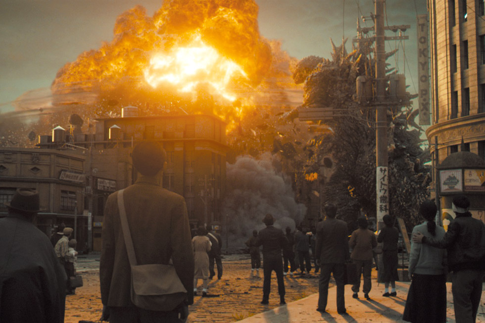 山崎監督率いるVFX担当の白組スタッフは、多くの作品を手掛けながら独自のVFX技術を構築。本作でも、町中での大破壊や水中移動、放射熱線など大迫力かつ、独特な空気感をまとった映像を生み出した。予算的にはハリウッドよりはるかに少なく、しかし熱く高いクオリティーの映像は世界を驚かせている