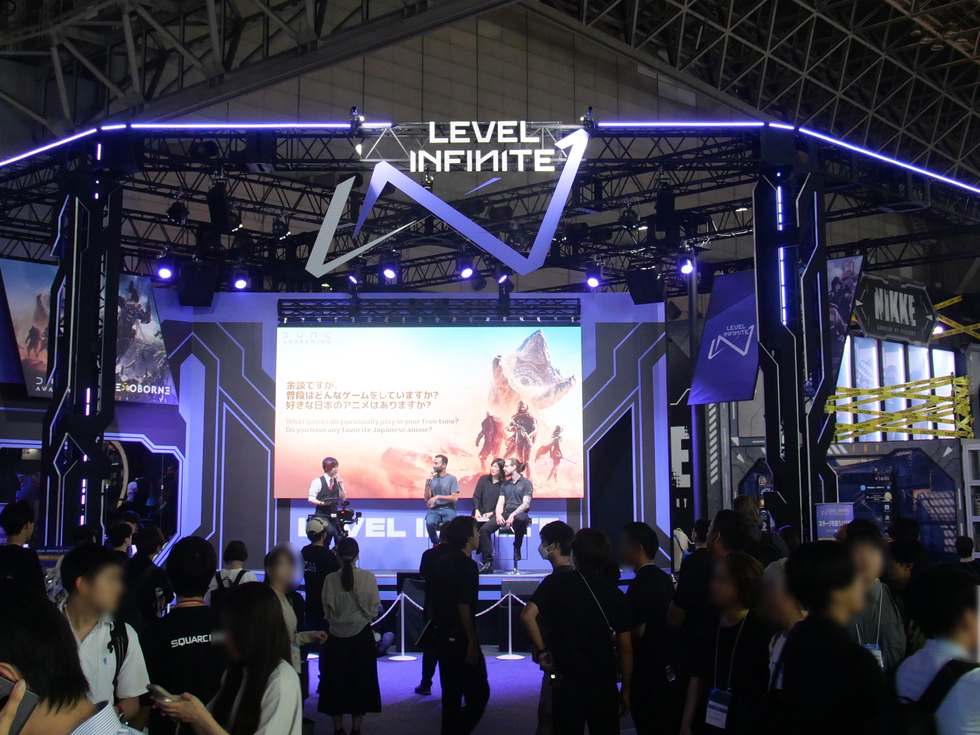 NIKKE」のリアル10連ガチャが圧巻! Level Infiniteブース