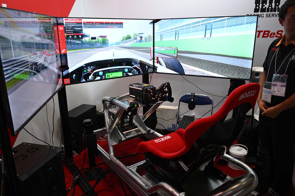 座席が動くレーシングシミュレーターを実際に体験【TGS2024】：日経