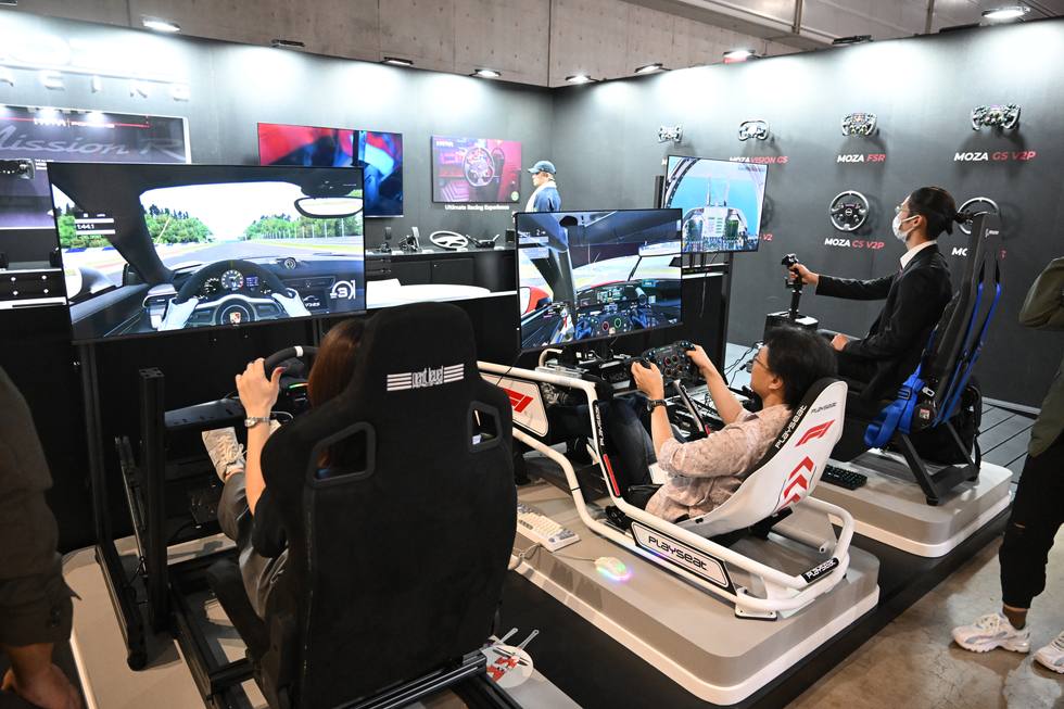 MOZA Racing、ポルシェと共同開発の液晶付きハンドルも展示