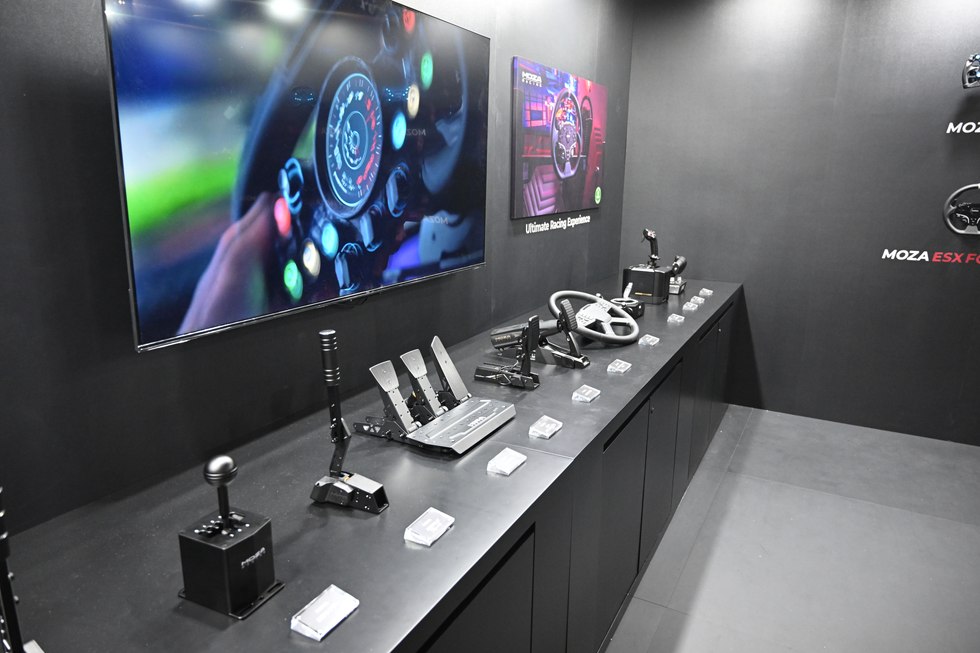 MOZA Racing、ポルシェと共同開発の液晶付きハンドルも展示